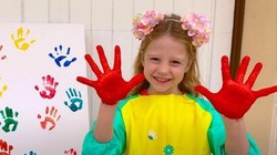 Bị bại não, bé gái vẫn kiếm hàng trăm triệu USD nhờ làm video trên Youtube