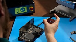 Apple chính thức cho người dùng sửa iPhone tại gia