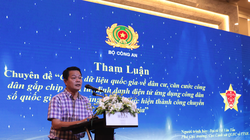 Đại tá Vũ Văn Tấn -- Phó Cục trưởng Cục C06 đang trình bày tham luận.