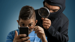 Xóa ngay 34 ứng dụng chứa mã độc điều khiển và theo dõi smartphone của bạn