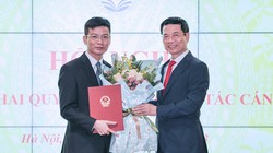 Bộ trưởng Bộ Thông tin và Truyền thông Nguyễn Mạnh Hùng trao quyết định bổ nhiệm chức danh Thư ký Bộ trưởng cho ông Lê Thái Hòa. (Ảnh: Lê Anh Dũng)