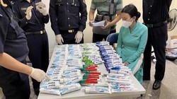 Lực lượng chức năng khám xét, phát hiện số lượng lớn ma túy trong hành lý do các nữ tiếp viên mang theo