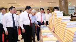 Ủy viên Bộ Chính trị, Giám đốc Học viện Chính trị Quốc gia Hồ Chí Minh, Chủ tịch Hội đồng Lý luận Trung ương Nguyễn Xuân Thắng; Bí thư Trung ương Đảng, Trưởng Ban Tuyên giáo Trung ương Nguyễn Trọng Nghĩa cùng các đại biểu tham quan triển lãm bên lề hội thảo.