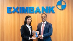 Bà Nguyễn Thị Hồng Phúc - Phó Giám Đốc phụ trách Khối Vận Hành Eximbank tiếp nhận giải thưởng này từ ông Aashish Misha, Giám đốc điều hành của Citi.