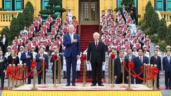 Tổng Bí thư Nguyễn Phú Trọng và Tổng thống Hoa Kỳ Joe Biden trên bục danh dự, thực hiện nghi thức chào cờ