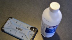 Apple khuyên người dùng sử dụng loại cồn isopropyl 70% hoặc khăn giấy khử trùng Clorox để vệ sinh bề mặt iPhone và iPad,. Ảnh: Forbes