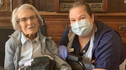 Bà Connie Titchen là bệnh nhân lớn tuổi nhất của nước Anh được xuất viện sau khi bị xác nhận dương tính với Covid-19. Ảnh: CNN