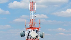 Vì tin rằng 5G làm lây lan Covid-19, một số trạm thu phát 5G tại Anh và các quốc gia khác đã bị một số đối tượng kích động đốt cháy. Ảnh: Phone Arena