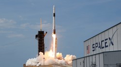 Tên lửa SpaceX Falcon 9 và tàu Dragon Dragon trong nhiệm vụ SpaceX Demo-2 của NASA đưa hai phi hành gia Douglas Hurley và Robert Behnken đến Trạm vũ trụ quốc tế từ Trung tâm vũ trụ Kennedy của NASA ở Cape Canaveral, Florida, Mỹ, ngày 30 tháng 5 năm 2020. 