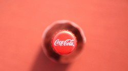 Coca Cola cho biết quyết định của hãng không liên quan đến chiến dịch tẩy chay Faceook  #StopHateforProfit. Ảnh: Digital Trends