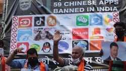 Người dân Ấn biểu tình chống Trung Quốc ở Jammu vào ngày 1 tháng 7. Lệnh cấm có thể sẽ dẫn đến sự trả đũa kinh tế và leo thang căng thẳng giữa hai bên. Ảnh: Nikkei Asian Review