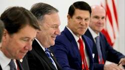 Ông Keith Krach (thứ hai từ phải sang) đóng một vai trò quan trọng trong các nỗ lực của Hoa Kỳ nhằm tăng cường an ninh kinh tế và độc lập với Trung Quốc. (Ảnh: Nikkei Asian Review)