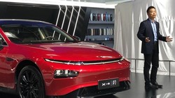 CEO Xpeng He Xiaopeng đứng cạnh chiếc sedan điện P7 của công ty trong buổi ra mắt sản phẩm vào năm 2020. Ảnh: CNBC