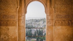 Tường phí đang trở thành một giải pháp hiệu quả trong việc đổi phó với tình hình doanh thu sụt giảm của báo chí nhưng nó lại trở thành rào cản của báo chí với truyền thông. Ảnh: The Fix