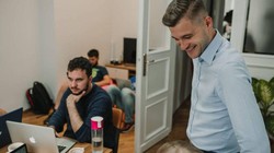 Chuyển đổi số thực chất là việc xác định lại các quy trình và tìm ra những cách tốt hơn để kinh doanh. Ảnh: Asper Brothers