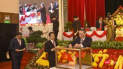 Các đại biểu bỏ phiếu bầu Ban Chấp hành Đảng bộ TP Đà Nẵng khoá XXII.