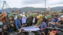 Phó Thủ tướng Chính phủ Trịnh Đình Dũng và Bộ trưởng Bộ NN-PTNT Nguyễn Xuân Cường tại buổi kiểm tra tình hình ứng phó bão số 9 tại âu thuyền Thọ Quang (Đà Nẵng