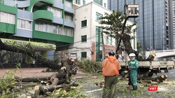 Lực lượng công nhân tổ chức khắc phục hậu quả bão số 9 ngay khi ngớt gió