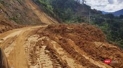 Đường giao thông khu vực miền núi bị sạt lở nghiêm trọng do mưa lũ