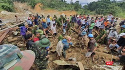 Lực lượng cứu hộ các nạn nhân bị vùi lấp trong vụ sạt lở tại thôn 1 xã Trà Leng, huyện Nam Trà My, tỉnh Quảng Nam