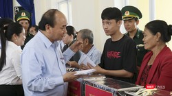 Thủ tướng Nguyễn Xuân Phúc tặng quà cho người dân bị thiệt hại do bão số 9 gây ra tại Quảng Ngãi.