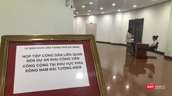 Nhân viên tại cuộc họp viện lý do cơ quan báo chí không có giấy mời để từ chối phóng viên tham dự buổi tiếp công dân liên quan đến việc thu hồi đất tại khu vực Công viên Đông Nam Đài tưởng niệm (thuộc quận Hải Châu, TP. Đà Nẵng).