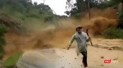 Người đi đường thất thần tháo chạy khỏi đống đất đá từ trên cao đổ xuống (ảnh cắt từ clip)