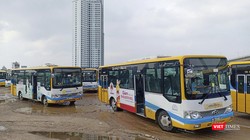 Xe buýt nằm bãi đổ do tài xế đình công