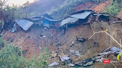 Nhà người dân vùng núi Quảng Nam bị sạt lở do mưa bão gây ra (ảnh CTV)