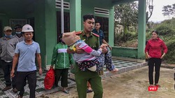 Lực lượng công an ở Đà Nẵng đưa người dân ở vùng nguy hiểm đi sơ tán trước khi bão số 13 vào bờ