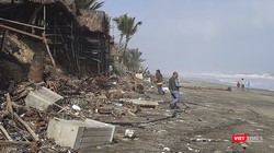 Bãi biển An Bàng (Hội An) tan nát sau bão số 13