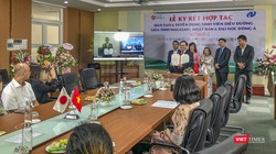 Quang cảnh buổi lễ ký kết trực tuyến giữa Phòng Phúc lợi & chăm sóc sức khỏe tỉnh Nagasaki (Nhật Bản) và Đại học Đông Á (Đà Nẵng) diễn ra sáng ngày 20/11