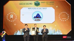 Ông Hồ Kỳ Minh - Phó Chủ tịch UBND TP Đà Nẵng (giữa) nhận giải thưởng “TP thông minh Việt Nam 2020” (Vietnam Smart City Awards 2020) do Hiệp hội Phần mềm và Dịch vụ CNTT Việt Nam trao tặng.