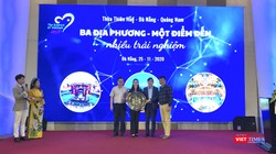 Đại diện Sở Du lịch 3 địa phương gồm Đà Nẵng, Quảng Nam, Thừa Thiên Huế nhận quà lưu niệm của CLB lữ hành UNESCO Hà Nội và đoàn Famtrip đến từ các tỉnh thành trên cả nước đến tham dự chương trình kích cầu.