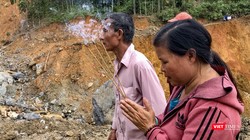 Bà Đoàn Thị Ngọc khấn cầu cho tìm được thi thể người chồng