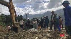 Người Trà Leng dán mắt vào từng viên đá được đào lên với hy vọng tìm thấy thi thể người thân