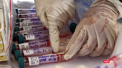 Lực lượng y tế lấy mẫu xét nghiệm COVID-19 trên địa bàn Đà Nẵng