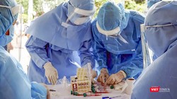 Lực lượng y tế lấy mẫu xét nghiệm SARS-CoV-2 tại Đà Nẵng