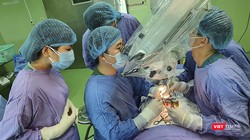 Các bác sĩ Bệnh viện Phụ sản - Nhi Đà Nẵng đang thực hiện ca phẫu thuật (ảnh Minh Hiền)