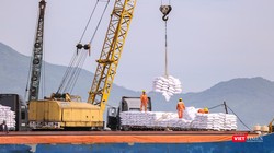 Hàng hoá đang được xếp dỡ tại Cảng Tiên Sa (Đà Nẵng)