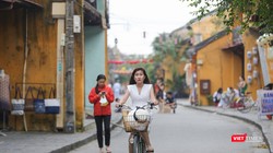 Du khách tham quan phố cổ Hội An