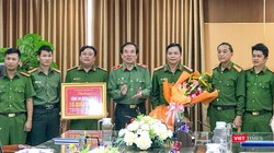Thiếu tướng Vũ Xuân Viên - Giám đốc Công an TP Đà Nẵng tặng thưởng lực lượng Công an quận Cẩm Lệ.