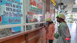 Khách mua vé xe tại Bến xe Trung tâm Đà Nẵng