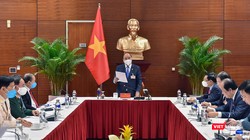 Thủ tướng Chính phủ Nguyễn Xuân Phúc chỉ đạo công tác phòng chống dịch COVID-19 (ảnh VGP)