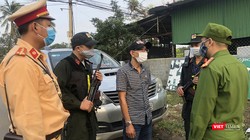 Lực lượng công an Đà Nẵng đang làm việc với tài xế Nguyễn Quách Nguyện 