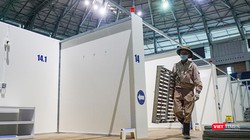 Công nhân đang tháo dỡ Bệnh viện dã chiến Tiên Sơn (Đà Nẵng)