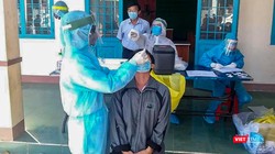 Lực lượng y tế lấy mẫu xét nghiệm SARS-CoV-2 cho người dân Gia Lai (Ảnh: TTGDSK - CDC Gia Lai)