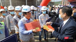 Ông Lê Trung Chinh - Chủ tịch UBND TP Đà Nẵng tặng quà đầu năm cho công nhân trên công trường xây dựng tại Khu Công nghệ thông tin (CNTT) tập trung Đà Nẵng 