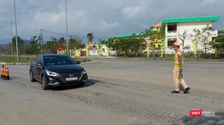 Lực lượng CSGT TP Đà Nẵng chốt chặn kiểm soát phương tiện trên các nút giao thông dẫn vào TP để phòng, chống dịch COVID-19