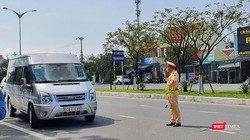 Lực lượng CSGT Đà Nẵng yêu cầu phương tiện dừng và thực hiện khai báo y tế tại các chốt kiểm dịch COVID-19